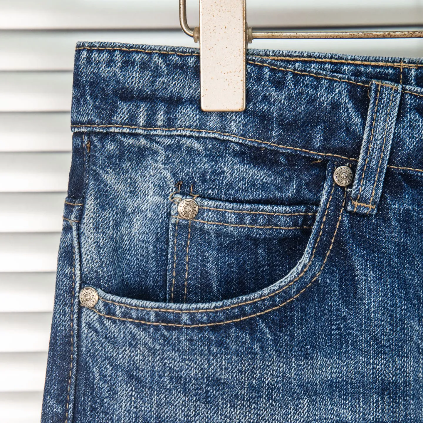 P260 Chrome Hearts Miami-limited blue pants, blue leather cross couple jeans, hot trend this season, sought after by countless celebrities and fashionistas. The neat details of the cutting process add color to the playful fashion! The neat and meticulous design, and the well-fitting structure is unique. The upper body not only has outstanding recognition, but also looks younger and younger. A style with the ultimate wearing meaning and performance, gorgeous color matching, and the craftsmanship of this style is also extremely extraordinary. After the finished product is washed, it is disassembled and hand-made with sheepskin cross leather and then spliced ​​together to complete. The whole piece has too many craftsmanship to describe. It is decorated with patchwork cross flowers and high-waisted washed jeans! ! Absolutely high-end luxury product, a god-level single product, a super popular product, made by top heavy industry, a magic weapon that cannot be missed to hit the streets. Style number: 1832 Size: 28 30 32 34 36 Color: blue